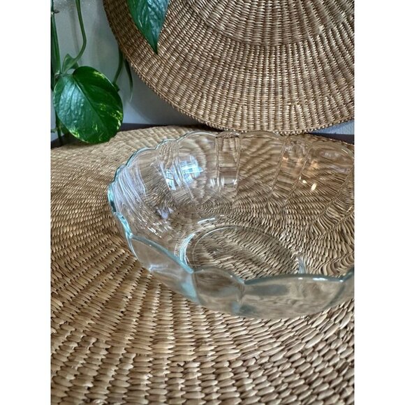 Small glass scalloped bowl - Picture 3 of 8